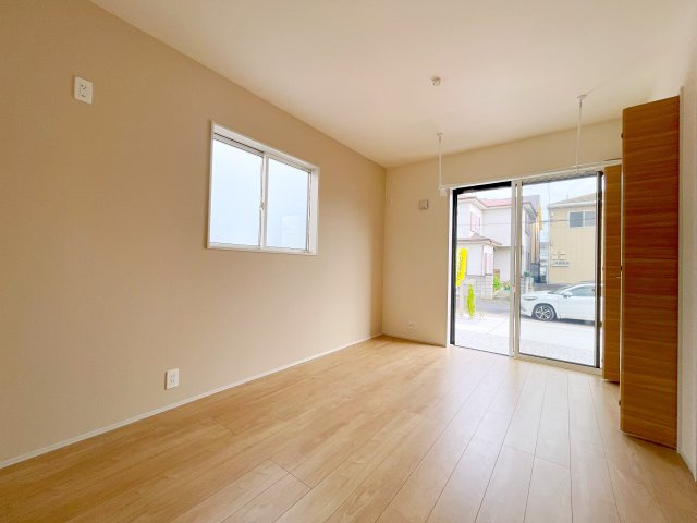 新築戸建・建売　東松山市新宿町　BLOOMING GARDEN　全2棟の洋室|ホワイトベースの爽やかな洋室！2面採光で日差しがしっかり入り、朝もすっきり目覚められます♪