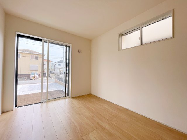 新築戸建・建売　東松山市新宿町　BLOOMING GARDEN　全2棟の洋室|光と風をしっかり取り込める2面採光の洋室！心地よい暮らしを実現できます！