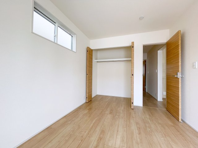 新築戸建・建売　東松山市新宿町　BLOOMING GARDEN　全2棟の洋室|白を基調とした内装は空間を広く見せナチュラルで洗練された印象を与えます♪