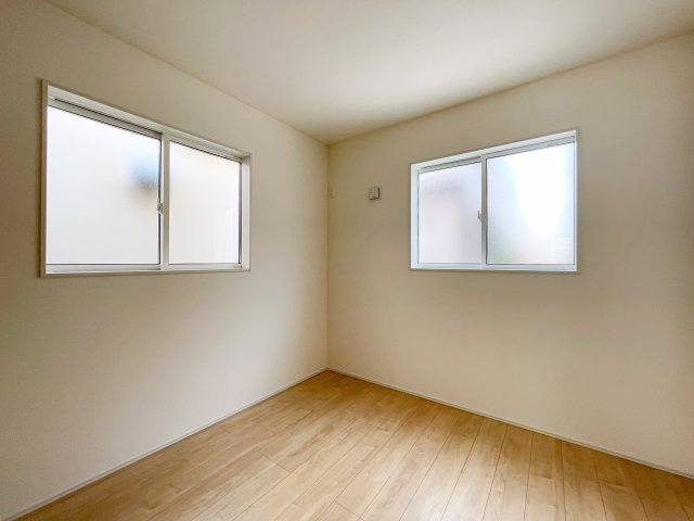 新築戸建・建売　東松山市新宿町　BLOOMING GARDEN　全2棟の洋室|ブラウン系のフローリングと白基調の洋室に差し込む自然光が温かみのある柔らかな空間を演出！