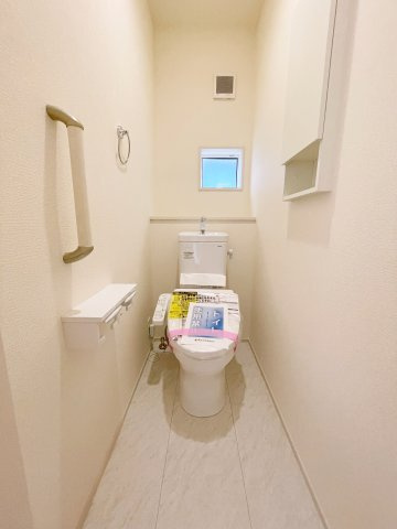 新築戸建・建売　東松山市新宿町　BLOOMING GARDEN　全2棟のトイレ|小窓付きで自然光が入る明るくて爽やかなトイレ空間です！