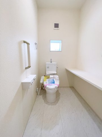 新築戸建・建売　東松山市新宿町　BLOOMING GARDEN　全2棟のトイレ|カウンターには小物などのインテリアを置くこともできます！