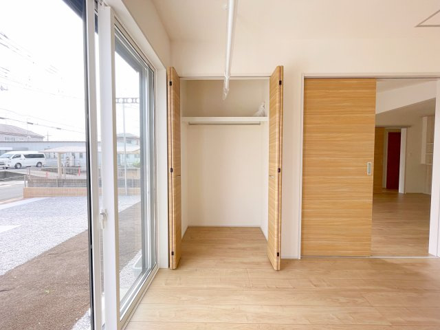新築戸建・建売　東松山市新宿町　BLOOMING GARDEN　全2棟の収納|明るめ茶色のクローゼットと白基調の洋室に差し込む自然光が温かみのある柔らかな空間を演出！