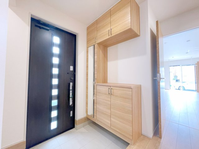 新築戸建・建売　東松山市新宿町　BLOOMING GARDEN　全2棟の玄関|ミラー付き収納でお出掛け前に身だしなみチェックができます！