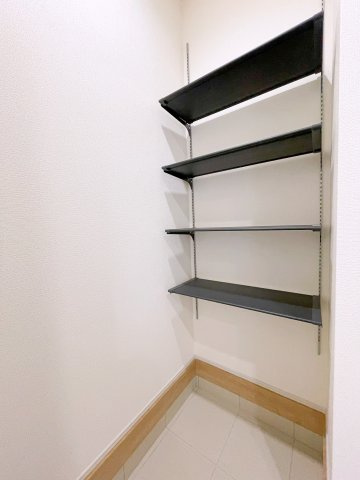 新築戸建・建売　東松山市新宿町　BLOOMING GARDEN　全2棟の収納|可動棚付きなので物の大きさによって高さを変えられるので便利！