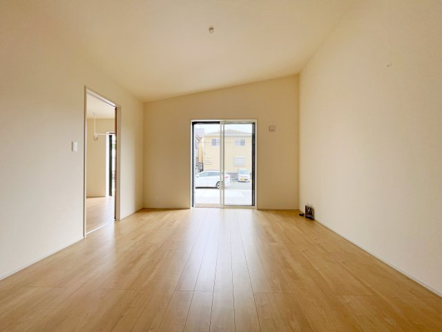 新築戸建・建売　東松山市新宿町　BLOOMING GARDEN　全2棟の居間・リビング|18帖の広々としたリビングで大きなソファを配置しても余裕の広さがあります！