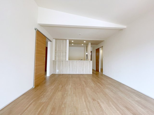 新築戸建・建売　東松山市新宿町　BLOOMING GARDEN　全2棟の居間・リビング|天井が高く開放的な勾配天井は光と風を取り込みながらデザイン性のある空間を演出できます！