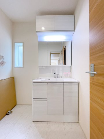 新築戸建・建売　東松山市新宿町　BLOOMING GARDEN　全2棟の独立洗面台|三面鏡タイプの独立洗面台で、身だしなみチェックも収納力も◎洗面まわりもすっきり清潔に保てます！