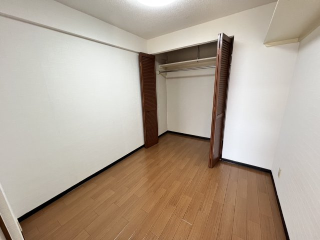リベラルの洋室