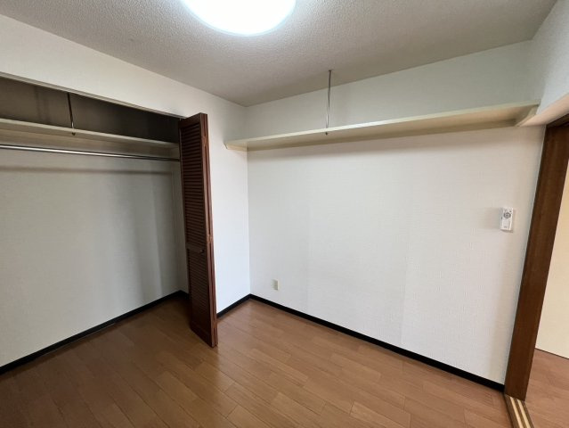 リベラルの洋室