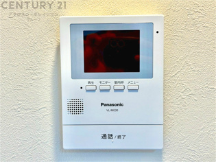 訪問者が来たときにテレビ画面で確認できるため、安心してドアを開けられます。録画機能があるものもあり、留守中に来訪者を記録しておくことができます。利便性が高く、セキュリティ面でも安心です