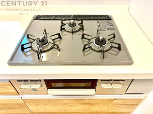 多数の調理器具を同時に使用でき、料理の効率化が可能。省エネで節約になり、様々な料理スタイルに適応できます。また、火力調整が独立しており、手入れや掃除もしやすく、今よりもっとお料理が楽しくなるかも。