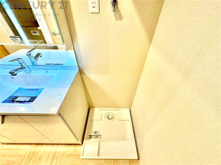 洗濯物の仕分け作業がしやすく、整理整頓が容易になります。洗濯音や湿気を他の部屋に持ち込まず、生活環境を快適に保ちます。上部を活用すれば収納スペースを確保でき洗剤や洗濯用品の整理もしやすくなります。