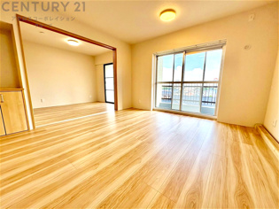 キッチン前のダイニングスペース　カウンターキッチンから料理の受け渡し等に便利です。ダイニングセットを置いても十分な広さを確保。