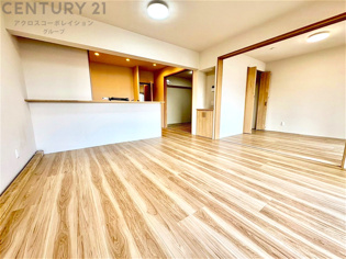 リビングダイニングは家族や友人とのコミュニケーションを楽しむ場所でくつろぎながら食事や会話を楽しめ、多目的に利用できリラックスできる空間です。家庭内の中心として機能し、快適な生活をサポートします。