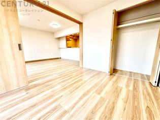 キッチン前のダイニングスペース　カウンターキッチンから料理の受け渡し等に便利です。ダイニングセットを置いても十分な広さを確保。