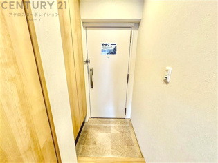 大きな玄関収納付きの玄関です　家族皆様の履物をしっかり収納できます
