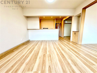 リビングダイニングは家族や友人とのコミュニケーションを楽しむ場所でくつろぎながら食事や会話を楽しめ、多目的に利用できリラックスできる空間です。家庭内の中心として機能し、快適な生活をサポートします。