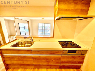 シンプルなデザインと使いやすさを兼ね備えた対面式システムキッチンは、効率的な作業スペースを提供し、家族やゲストとのコミュニケーションを促進します。