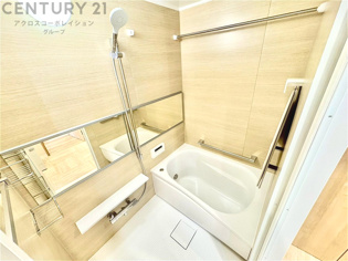 ユニットバスは省スペースでありながら、シンプルな設計と使いやすさを備え、簡便なメンテナンスが可能です。またミラー・小物置き場もあり便利です。