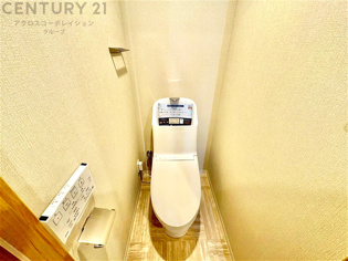 温水洗浄便座付トイレは温水洗浄機能により、暖かい水でおしりを洗浄することができ、冷たい水を使う従来の便座に比べ、温水洗浄機能で暖かいトイレを提供し、快適な使用を可能にします。