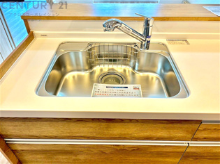 大きなシンクでお鍋などの大きな調理器具を洗う際にも便利です。
