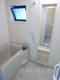 ハイランド　Ｂ棟の浴室|サーモ付きシャワー水栓・窓あり