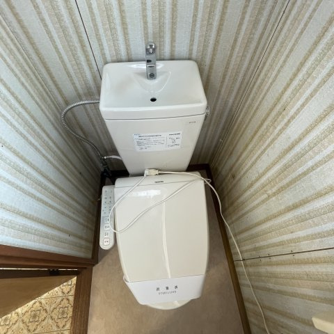 室蘭市八丁平4丁目17-17戸建のトイレ