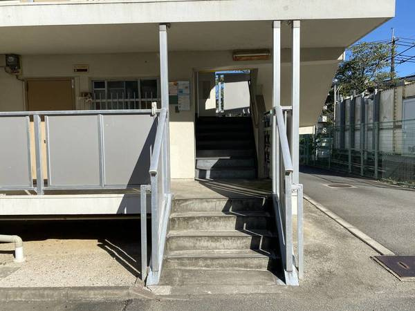 ビレッジハウス書写台1号棟のエントランス