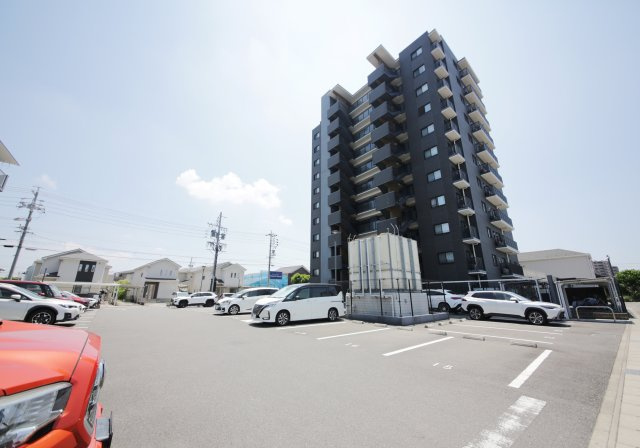 バンベール半田レジデンスの駐車場