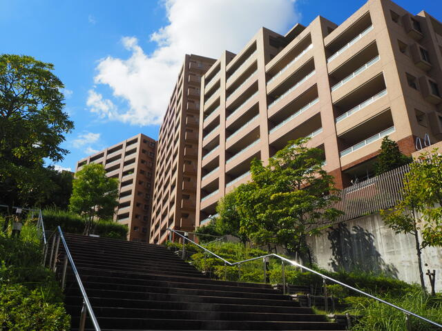 フォレストシティ千里丘ウインドコートA棟の外観