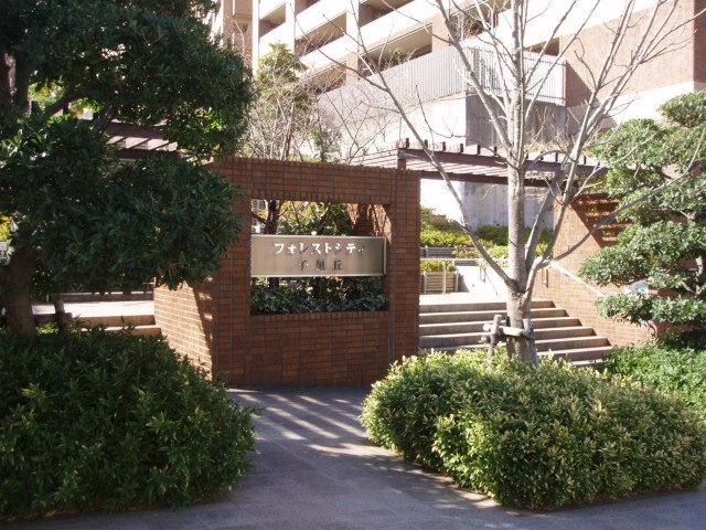 フォレストシティ千里丘ウインドコートA棟のエントランス