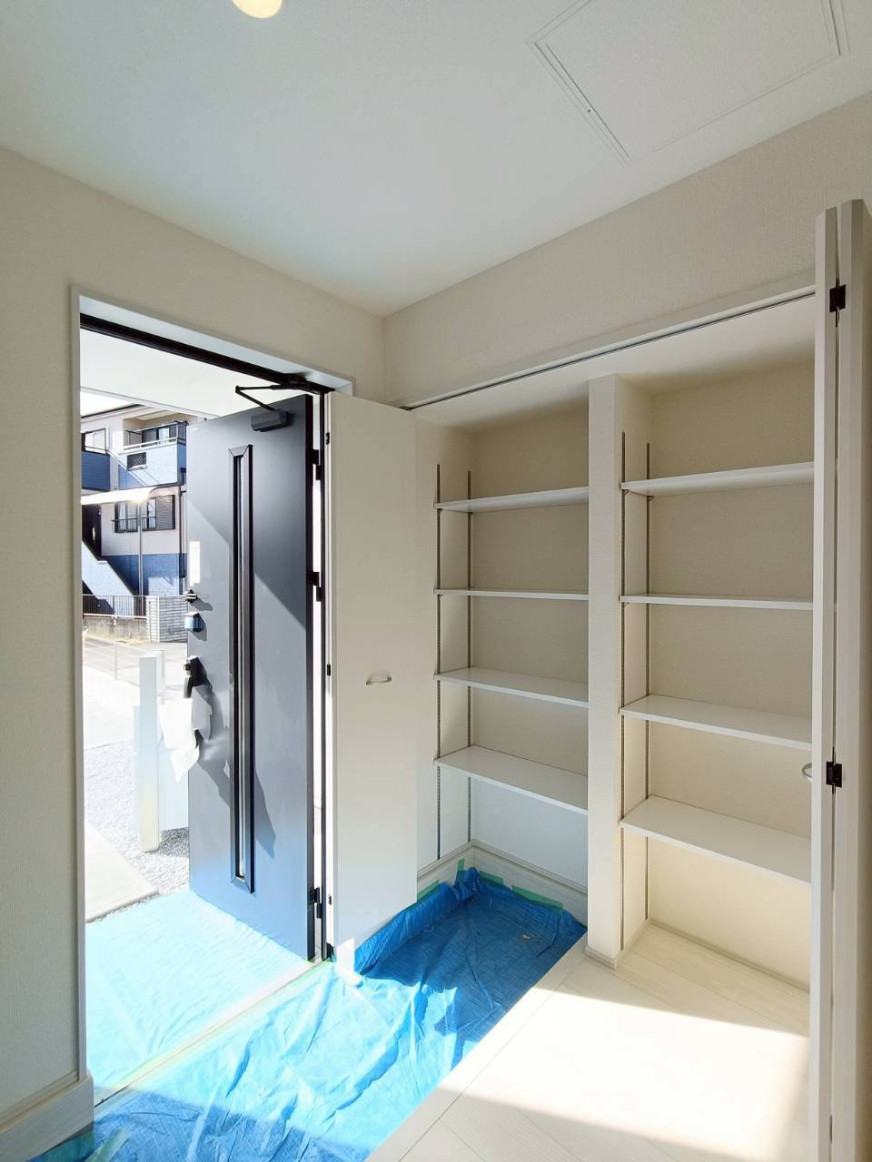 吉川市　上内川　新築戸建　全2棟の玄関|施工例です