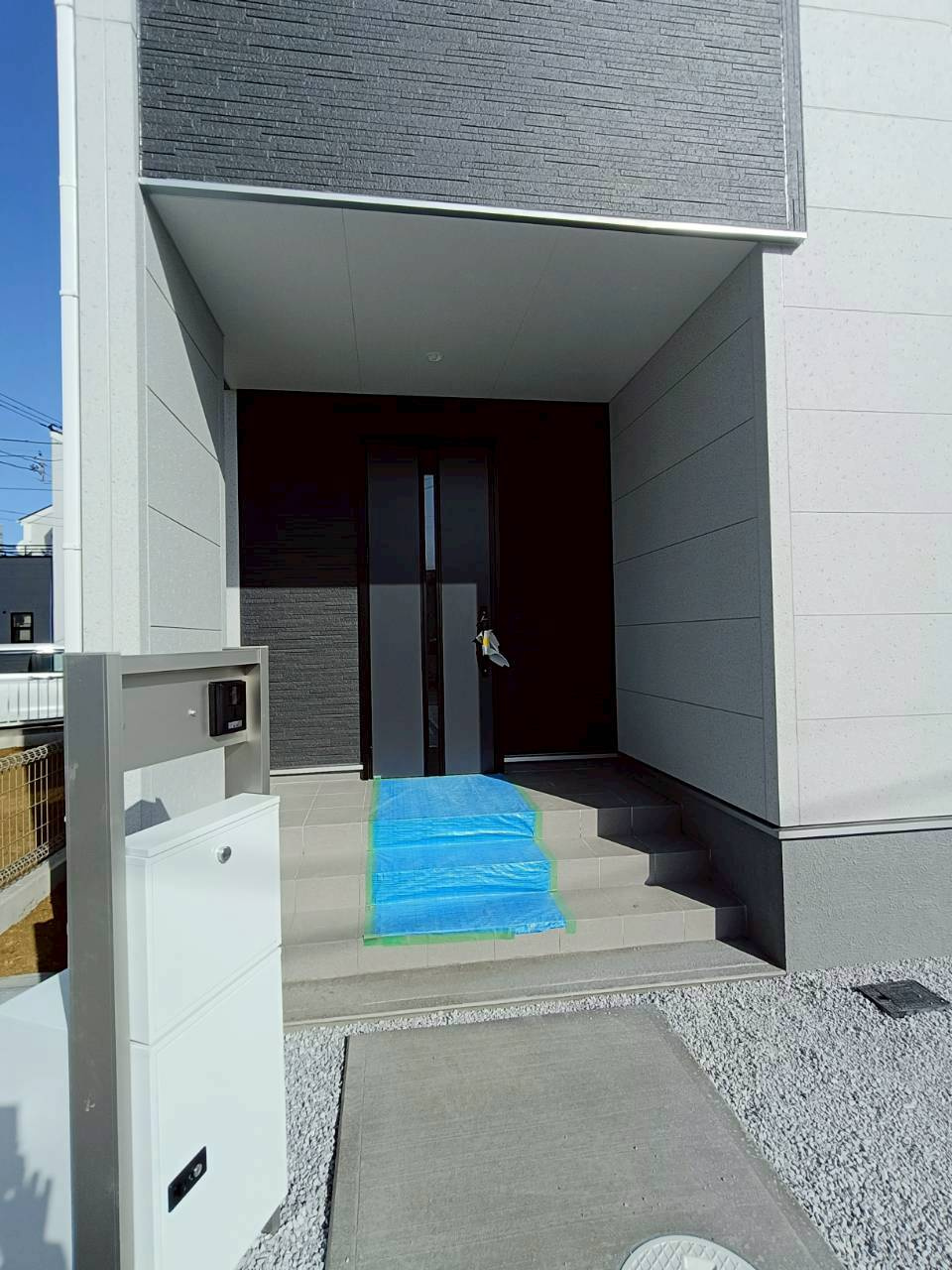 吉川市　上内川　新築戸建　全2棟の玄関|施工例です