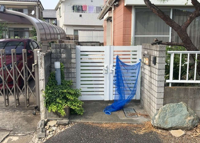 【玄関】 | 玄関は家の顔でもあり、家族以外の目にも止まる場所です。玄関は外との間を仕切る扉、靴などをしまっておく収納スペース、靴脱ぎのたたきスペース、来客とのやり取りをするドアホンなど複数のアイテムからなります。