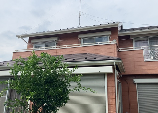 【バルコニー】 | バルコニーは、室外の専用スペースのうち、「屋根がなく開放された空間」であるものを指します。ベランダより広いタイプのものが多く、日当たりもよいため家庭菜園などを楽しみたい人にとって適した環境となります。