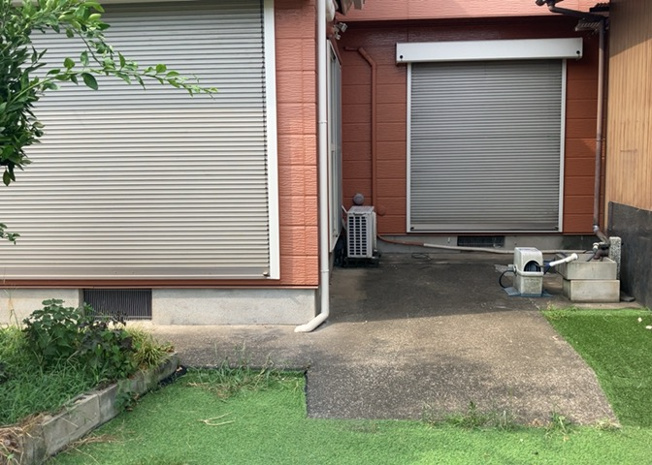 【構造・工法・仕様】 | 建物の基礎工事の方法は、主流となっているベタ基礎（防湿基礎）と布基礎の２種類に分類され、床下の通気性や耐久性などに違いがあります。建物の基礎部分の構造や付帯設備など詳細については現地でご確認ください。