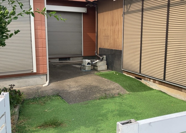 【設備】 | 敷地内に散水栓や立水栓があると便利です。水道水を直接利用できるため、水を運ぶ手間を省くことが出来ます。大量の水を必要とする洗車作業や清掃などに役立ちます。その他設備とあわせて、現地でご確認ください。
