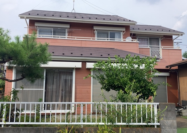 【外観】 | 現地に行くなら、物件の周囲の地形がどうなっているかを見ることも大切です。周辺より低くなっている土地では、大雨などで水が集まりやすいため、地盤が弱くなっているということも考えられるため、注意が必要です。