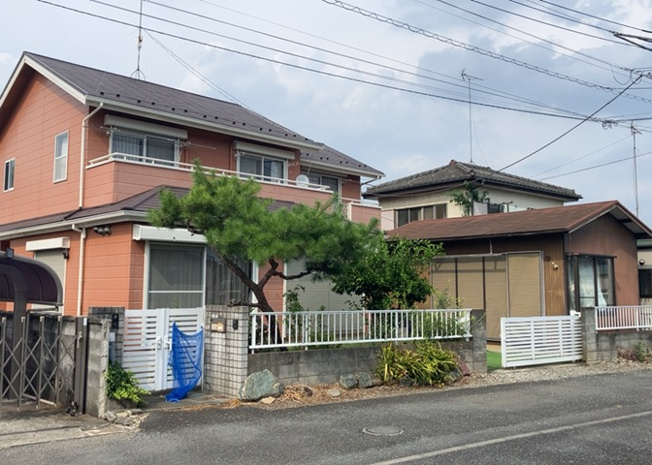【前面道路含む現地写真】 | 南側道路の場合は長い時間光を入れ込むことができるため、庭やリビングを道路側に持ってくることが多く土地価格も高い傾向にあります。一方北側道路だとリビングや庭が南側になりプライバシーを守ることができます。