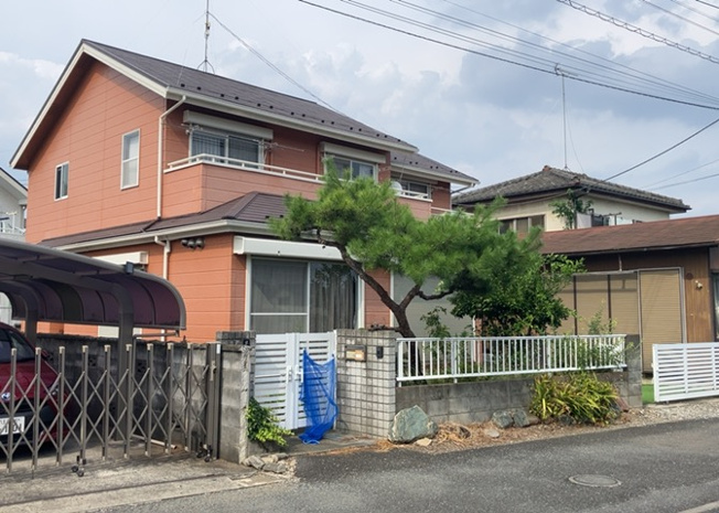 【前面道路含む現地写真】 | 東側道路の場合は居室を南向きに設計しやすいため、朝日が入りやすいというメリットがあります。一方、西側道路も東側同様に居室を南向きに設計しやすいのですが、住宅地だと朝日が入りにくいという弱点があります。