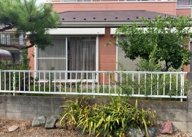 【庭】 | 庭のある家に住むことのメリットとして、子どもたちの遊び場を確保できること、ガーデニングや家庭菜園を楽しめること、明るさを確保できることがあります。また、配置を工夫することでプライバシーが確保できます。