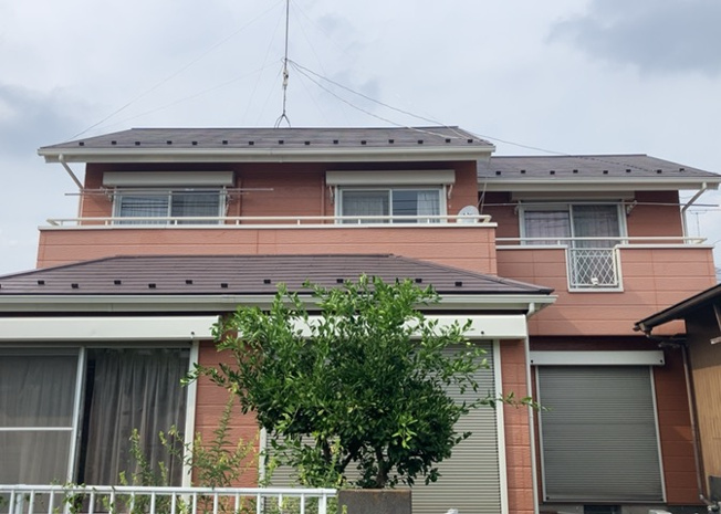【バルコニー】 | バルコニーは、建物内から室外へ楽に出入りできる便利なスペースです。また、バルコニーには手すりを付けることが義務付けられており、手すりの高さは110cm以上で施工することが建築基準法で定められています。