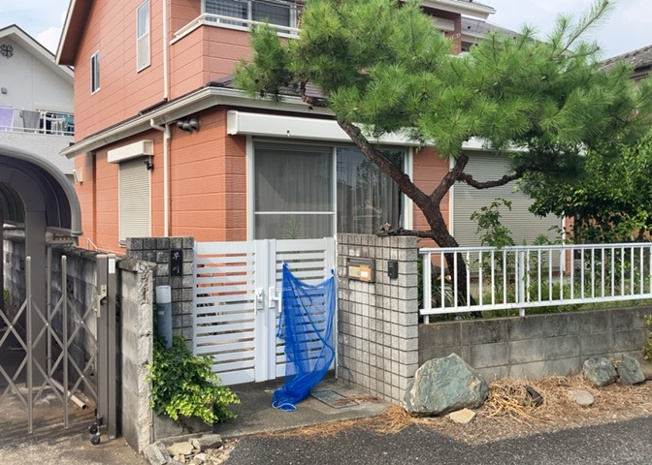 【玄関】 | 玄関は家の顔と言っても過言ではありません。現地を見学する際は玄関の広さや全体のバランスなどを見てみるといいでしょう。一般的なアプローチのしやすさだけではなく、お年寄りにも優しい設計のものだと安心です。
