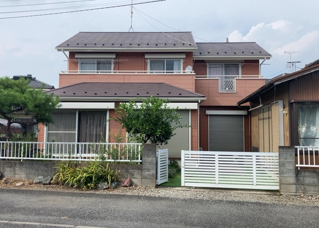 【前面道路含む現地写真】 | 住宅用の土地では前面道路に2m以上接していなければならないと法律で定められています。しかし、お持ちの車のサイズやライフスタイルなどにより、2mでは利便が悪い場合もございますので、事前に確認しましょう。