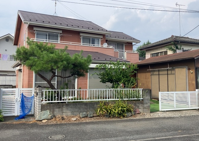 【前面道路含む現地写真】 | 道幅が広い場所は日当たりや風通が良好です。幅が広いのですれ違いも可能ですし大きな車でも駐車可能！一方で、大型車が通ることも多くなるため交通量の増加により騒音に繋がります。また土地の値段が高くなります。