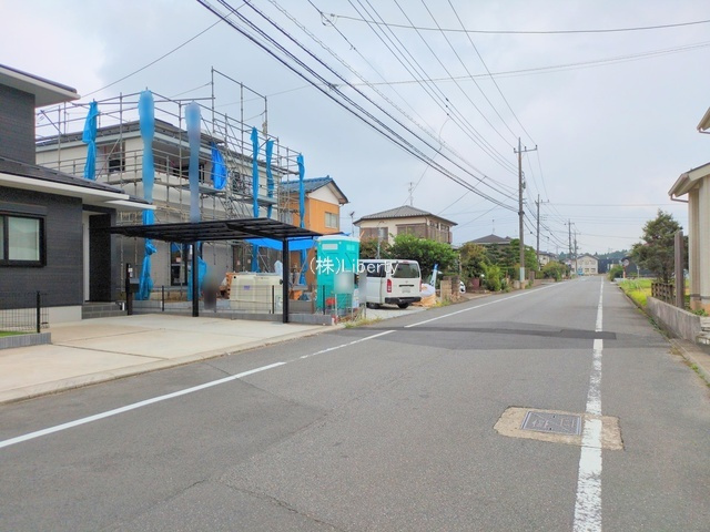 牛久市小坂町第6　新築戸建　の前面道路含む現地写真