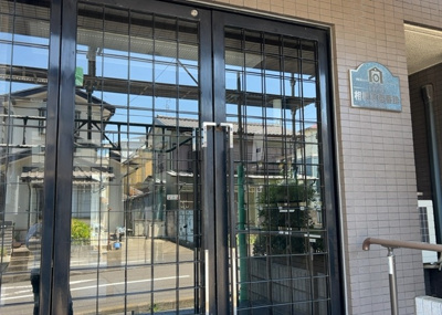 【ロビー】 | レサージュ相模原壱番館 | ラウンジは、マンションの共用スペースに椅子やテーブルなどを配置した利用者が寛げる空間です。屋内型ラウンジと屋外型ラウンジがあります。共用部分の管理状況と合わせて、詳細については現地でご確認ください。
