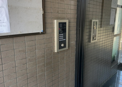 【防犯設備】 | レサージュ相模原壱番館 | 室内の防犯設備もチェックしましょう！モニター付きインターホンが設置されているか、防犯シャッターが設備されているか、ベランダに人が上がってきにくい高さかなどチェックしておくと入居後も安心できるでしょう。