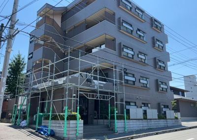 【現況写真】 | レサージュ相模原壱番館 | 道幅が広い場所は日当たりや風通が良好です。幅が広いのですれ違いも可能ですし大きな車でも駐車可能！一方で、大型車が通ることも多くなるため交通量の増加により騒音に繋がります。また土地の値段が高くなります。